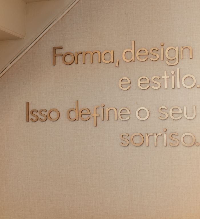 Frase na parede da recepção: Forma, design e estilo. Isso define o seu sorriso.